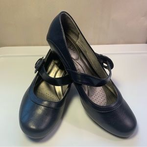 Life strides navy Rozz Maryjane pump size 9. Soft system comfort